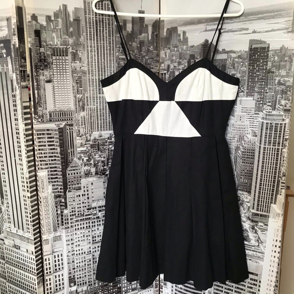 BB DAKOTA Black/White Pleated Dress Sz 4